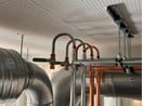 VVS-arbete i teknikrum – Planeterra Installation AB VVS-installation i teknikrum med kopparrör, ventiler och rördragning